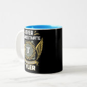 Never Underestimate The Power Of A Tyler Zweifarbige Tasse (Vorderseite Links)