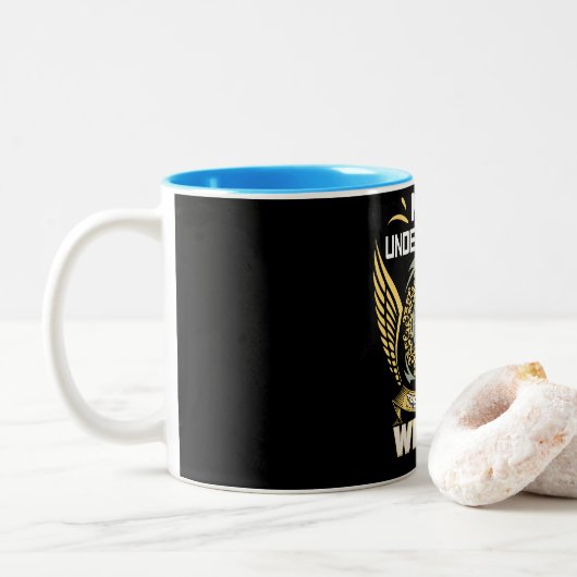 Never Underestimate The Power Of A Weaver Zweifarbige Tasse (Mit Donut)