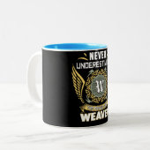 Never Underestimate The Power Of A Weaver Zweifarbige Tasse (Vorderseite Links)