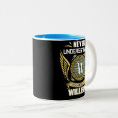 Never Underestimate The Power Of A Willison Zweifarbige Tasse (VorderseiteRechts)