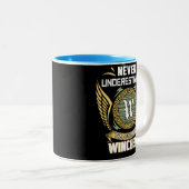 Never Underestimate The Power Of A Winchell Zweifarbige Tasse (VorderseiteRechts)