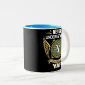 Never Underestimate The Power Of A Yap Zweifarbige Tasse (VorderseiteRechts)