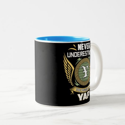 Never Underestimate The Power Of A Yap Zweifarbige Tasse (VorderseiteRechts)