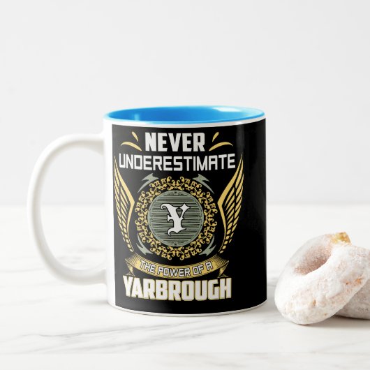 Never Underestimate The Power Of A Yarbrough Zweifarbige Tasse (Mit Donut)