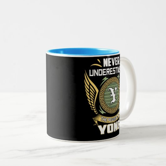 Never Underestimate The Power Of A Yong Zweifarbige Tasse (VorderseiteRechts)