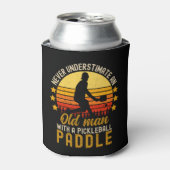 Never Understimate an Old Man With a Pickleball Dosenkühler (Kanne Vorderseite)
