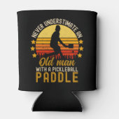 Never Understimate an Old Man With a Pickleball Dosenkühler (Rückseite)