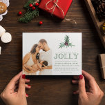 New Baby Birth Announcement Foto Weihnachten<br><div class="desc">"Das ist die Jahreszeit, um fröhlich zu sein, und es gibt keinen besseren Grund, den Feiertag zu feiern als mit unserer speziellen New Baby Birth Announcement Family Weihnachtskarte, die die Ankunft unseres neuesten Bundles der Freude ankündigt! Mit einem herzzerwärmenden Foto und einem "The saison to be jolly" holly bery design,...</div>