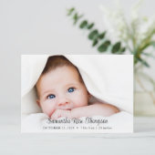 New Baby Elegante Script Foto Geburtshinweis Einladung (Stehend Vorderseite)