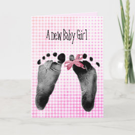 New Baby Girl Footprints auf Gingham Karte