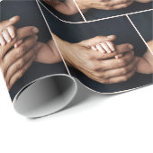New Baby' Hand In Man's Hand Geschenkpapier (Rolleneckpunkt)