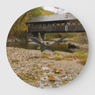 New Covered Bridge über Fluss im Herbst Große Wanduhr