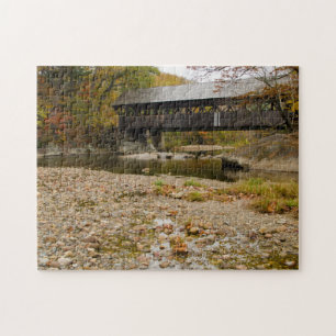 New Covered Bridge über Fluss im Herbst Puzzle