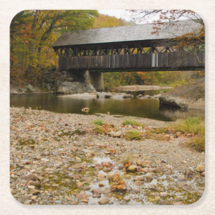New Covered Bridge über Fluss im Herbst Rechteckiger Pappuntersetzer