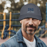 NEW DAD - est.2022 bestickte Baseballkappe<br><div class="desc">Bestickter Hut,  der für jene VATER konzipiert ist,  die 2022 mit ihrer Elternschaft beginnen. Funny Text Design über Familienbeziehungen von Lumirala .</div>