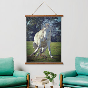 New Forest White Pony Funny Pose Wandteppich Mit Holzrahmen