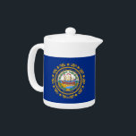 New Hampshire State Flag Teapot<br><div class="desc">Servieren Sie Ihren Tee mit Granit Staatsstolz mit unserem Teekessel mit der Fahne von New Hampshire! Fügen Sie Ihrer Teezeit eine unverwechselbare Touch mit unserem elegant gestalteten Teekessel hinzu, der mit der Fahne von New Hampshire geschmückt ist. Ideal für den Alltag und besondere Anlässe, verbindet dieses Teekessel Funktionalität mit der...</div>