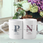 New Nana and Papa Monogram Blue Gray and Mauve Liebestassen<br><div class="desc">Tasse-Monografie-Set für neue Nana und Papa (oder etablierte Großeltern), die Sie personalisieren können mit dem Datum, an dem sie zum ersten Mal Großeltern wurden. Dieses Design hat elegante handgeschriebene Schrift, moderne Typografie und eine subtile Farbpalette von stürmblau-graue und mauve Heather, schwarz-weiß. Eine Tasse hat ein Monogramm Initial P mit dem...</div>