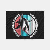 New Smyrna Beach_ Shark Bite Catal Graphic  Fleecedecke (Vorderseite (Horizontal))