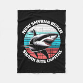 New Smyrna Beach_ Shark Bite Catal Graphic Fleecedecke (Vorderseite)