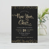 New Year Chee Black Gold Script Confetti Party Einladung (Stehend Vorderseite)