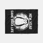 New Year Same Baka Life Baka Penguin Fleecedecke (Vorderseite (Horizontal))