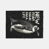 New Year Same Baka Life Penguin Joke Sarcastic Mem Fleecedecke (Vorderseite (Horizontal))