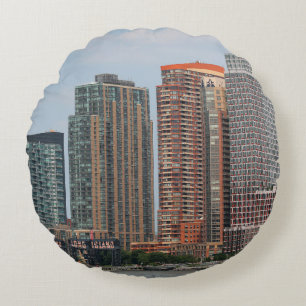 NEW YORK - 5. JULI 2015: Long Island City Rundes Kissen