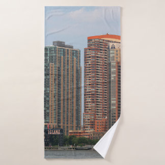 NEW YORK - 5. JULI 2015: Long Island City Wasserfi Badehandtuch