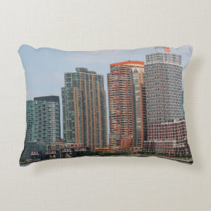 NEW YORK - 5. JULI 2015: Long Island City Wasserfi Dekokissen