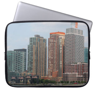 NEW YORK - 5. JULI 2015: Long Island City Wasserfi Laptopschutzhülle