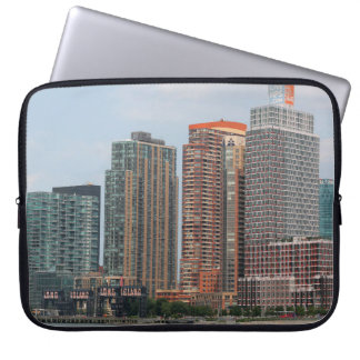 NEW YORK - 5. JULI 2015: Long Island City Wasserfi Laptopschutzhülle