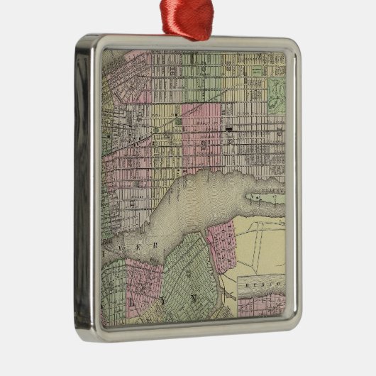 New York, Brooklyn 2 Silbernes Ornament (Rechts)