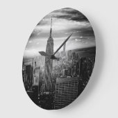 New York City Black and White Skyline Große Wanduhr (Winkel)