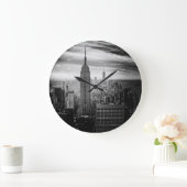 New York City Black and White Skyline Große Wanduhr (Zuhause)