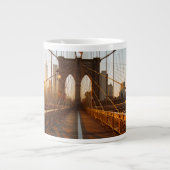 New York City Brooklyn Bridge Sunrise Jumbo-Tasse (Vorderseite)