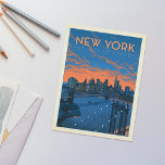 New York City | Die Stadt der Träume Postkarte<br><div class="desc">Anderson Design Group ist eine preisgekrönte Illustrations- und Designfirma in Nashville,  Tennessee. Der Gründer Joel Anderson leitet ein Team talentierter Künstler,  um originale Posterkunst zu kreieren,  die wie Vintage Werbedrucke aus den 1920er bis 1960er Jahren aussieht.</div>