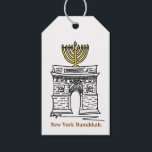 New York City Hanukkah Chanukah NYC Menorah Geschenkanhänger<br><div class="desc">Geschenkmarken enthalten eine originelle Marker-Abbildung einer New Yorker Sehenswürdigkeit,  dem Washington Square Arch,  "gekleidet" für Hanukkah mit einer Menorah oben! Diese NYC-Abbildung ist auch auf anderen Produkten verfügbar. Sehen Sie nicht,  wonach Sie suchen? Brauchen Sie Hilfe bei der Anpassung? Kontaktieren Sie Rebecca,  um etwas für Sie entworfen zu haben.</div>