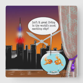 New York City Living Cartoon mit Fisch in Fishbowl Quadratische Wanduhr