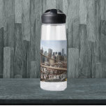 New York City Lower Manhattan Skyline Trinkflasche<br><div class="desc">Bleibe dir während deines täglichen Trainings mit dieser durchsichtigen,  plastischen Wasserflasche,  die ein Foto-Bild der Skyline von Lower Manhattan,  New York City,  zeigt,  von der Brooklyn Bridge aus gesehen. Wählen Sie die Größe und Farbe der Wasserflasche aus. HINWEIS: Design nicht optimiert für Kid's Wasserflasche Stil.</div>