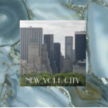 New York City Manhattan Skyline Fliese<br><div class="desc">Keramik Fliesen,  die ein landschaftliches Skyline-Foto Bild von Manhattan,  New York City,  wie aus Central Park gesehen. Perfekt für den Einsatz als Küchentrivet! Wählen Sie Ihre Kachelgröße aus. Ein tolles Reise-Souvenir-Geschenk!</div>