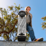 New York City Map Skateboard<br><div class="desc">Eine einzigartige Karte der schönen Stadt New York City, New York. Dieses Skateboard zeigt eine Straßenkarte der Stadt in einem schwarzen Rahmen oben und unten. Eine lustige Art, die Stadt, in der Sie Liebe haben, zu repräsentieren!</div>