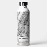 New York City Map Wasserflasche Trinkflasche<br><div class="desc">Eine lustige Wasserflasche mit einer Karte der Stadt New York City und ihrer einzigartigen Anordnung. Davor ist der Name der Stadt, des Staat, der Breiten- und Längenkoordinaten. Sie können eine schnelle Google-Suche verwenden, um die richtigen Zahlen zu finden, die in die Box eingefügt werden sollen. Behalt, dass alle Elemente freigeschaltet...</div>