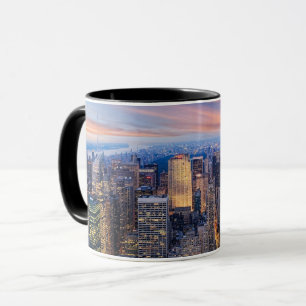 New York City mit leuchtenden Lichtern in der Nach Tasse