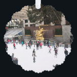 New York City Rockefeller Center Ice Skaten Rink Ornament Karte<br><div class="desc">Auf der Zierkarte befindet sich ein Originalfoto von Eiswürfen auf der Piste im Rockefeller Center während der Feriensaison in NYC. Dieses Design ist auch auf anderen Produkten erhältlich. Sehen Sie nicht,  wonach Sie suchen? Kontaktieren Sie Rebecca,  um etwas für Sie entworfen zu haben.</div>