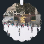 New York City Rockefeller Center Ice Skaten Rink Ornament Karte<br><div class="desc">Auf der Zierkarte befindet sich ein Originalfoto von Eiswürfen auf der Piste im Rockefeller Center während der Feriensaison in NYC. Dieses Design ist auch auf anderen Produkten erhältlich. Sehen Sie nicht,  wonach Sie suchen? Kontaktieren Sie Rebecca,  um etwas für Sie entworfen zu haben.</div>