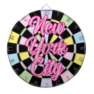 New York City rosa Text in den Farben Schwarz und Dartscheibe