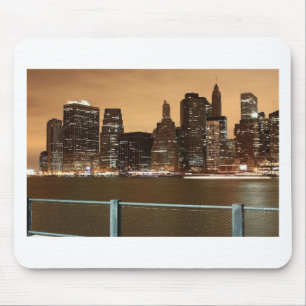 New York City Skyline bei Nacht über Wasser Mousepad