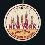 New York City Skyline Emblem Keramik Ornament<br><div class="desc">New York City minimalistisches,  farbenfrohes Kunstdesign mit Sehenswürdigkeiten und Sehenswürdigkeiten der Stadt in New York.</div>