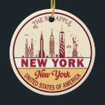 New York City Skyline Emblem Keramik Ornament<br><div class="desc">New York City minimalistisches,  farbenfrohes Kunstdesign mit Sehenswürdigkeiten und Sehenswürdigkeiten der Stadt in New York.</div>
